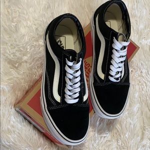 Vans Old Skool worn once. Black/white womens 8 1/2